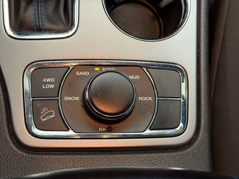 Used 2018 Jeep Grand Cherokee Laredo image 29