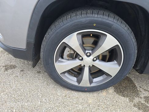 Used 2019 Jeep Cherokee Limited image 9