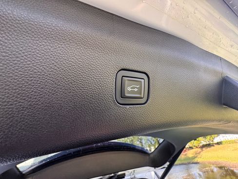 Used 2019 Buick Enclave Essence image 14