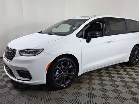 New 2026 Chrysler Pacifica Select image 3