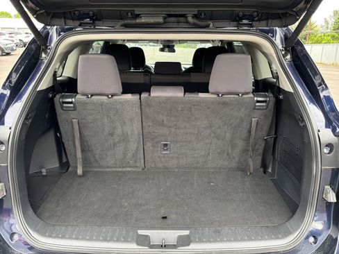 Used 2025 Toyota Highlander LE FWD image 33