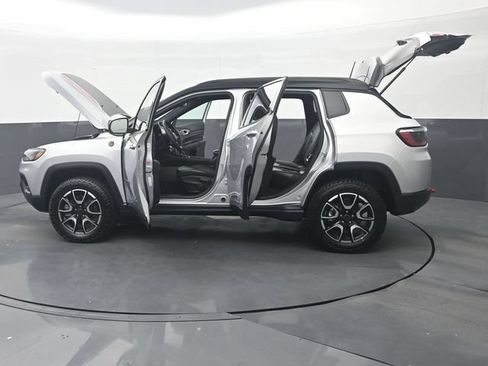 Used 2025 Jeep Compass Trailhawk AWD/4WD image 38