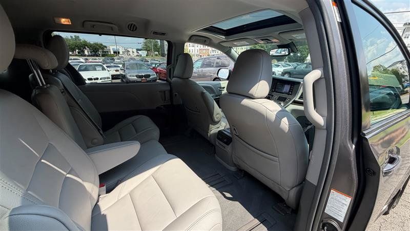 Used 2018 Toyota Sienna XLE w/ XLE Navigation Package FWD image 20