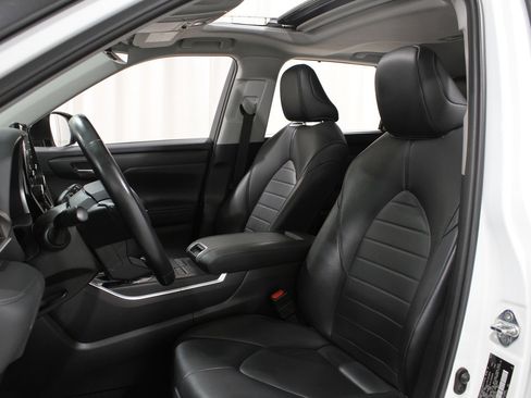 Used 2021 Toyota Highlander XLE image 5