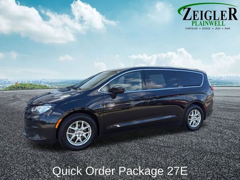 Used 2022 Chrysler Voyager LX FWD image 2