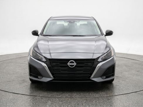 Used 2025 Nissan Altima 2.5 SV FWD image 2