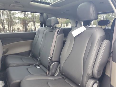 New 2026 Kia Carnival SX image 9