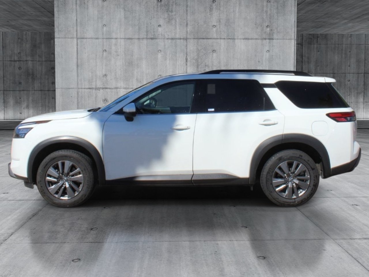 Used 2024 Nissan Pathfinder SV FWD image 2