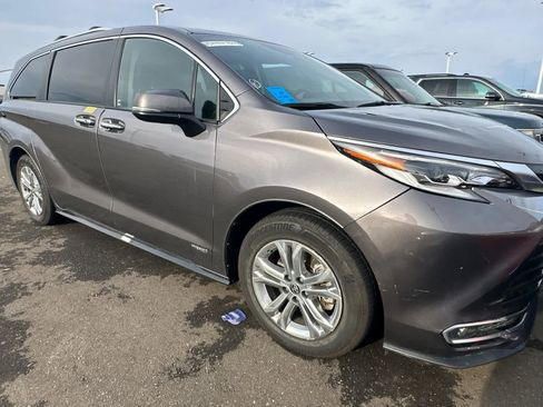 Used 2021 Toyota Sienna Platinum image 3