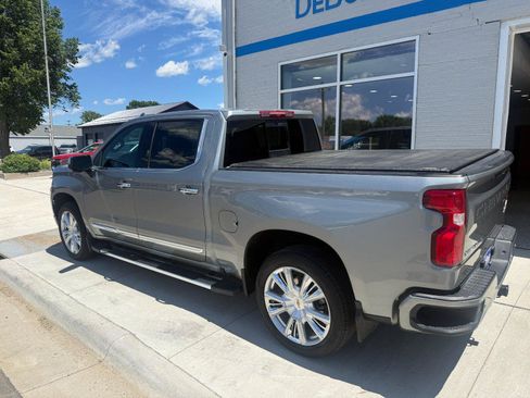 Used 2025 Chevrolet Silverado 1500 High Country w/ High Country Premium Package AWD/4WD image 3