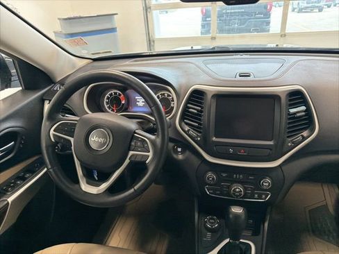 Used 2018 Jeep Cherokee Limited w/ Luxury Group AWD/4WD image 18