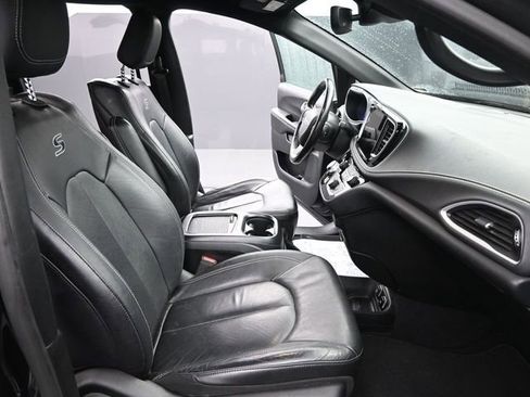 Used 2021 Chrysler Pacifica Touring-L w/ Uconnect Theater Family Group image 23