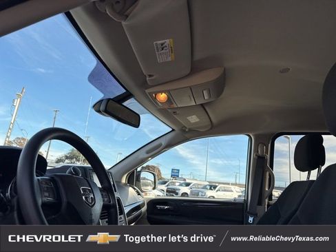 Used 2018 Dodge Grand Caravan SE w/ UConnect Hands-Free Group image 23
