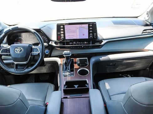 Used 2021 Toyota Sienna XLE w/ XLE Plus Package FWD image 12