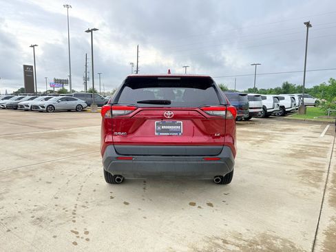 Used 2022 Toyota RAV4 LE FWD image 6