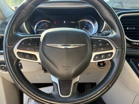 Used 2022 Chrysler Pacifica Touring-L w/ Uconnect Theater Family Group FWD image 22
