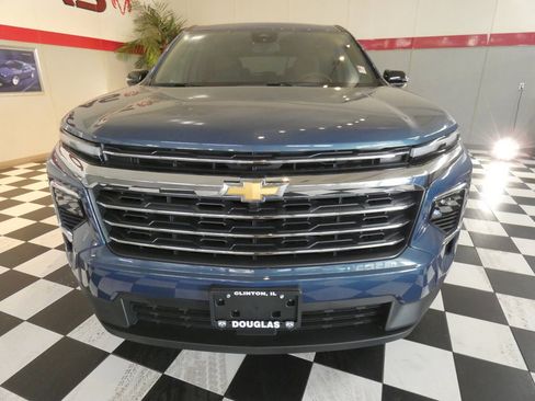 Used 2025 Chevrolet Traverse LT image 2