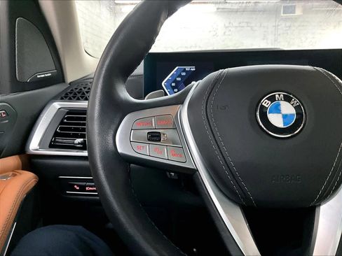 Used 2024 BMW X7 xDrive40i w/ Premium Package image 19