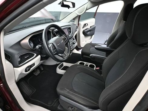 Used 2021 Chrysler Voyager LX image 21