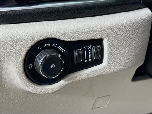 Used 2024 Chrysler Pacifica Limited image 10