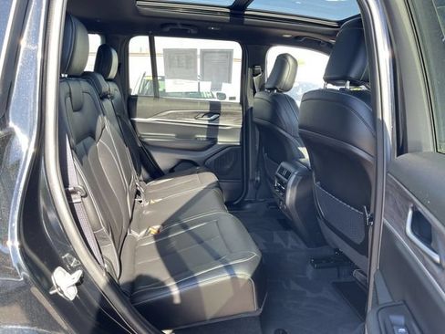 Used 2025 Jeep Grand Cherokee Limited AWD/4WD image 23