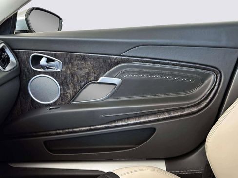 Used 2022 Aston Martin DB11 Coupe RWD image 19