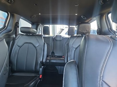 Used 2025 Chrysler Pacifica Select image 35