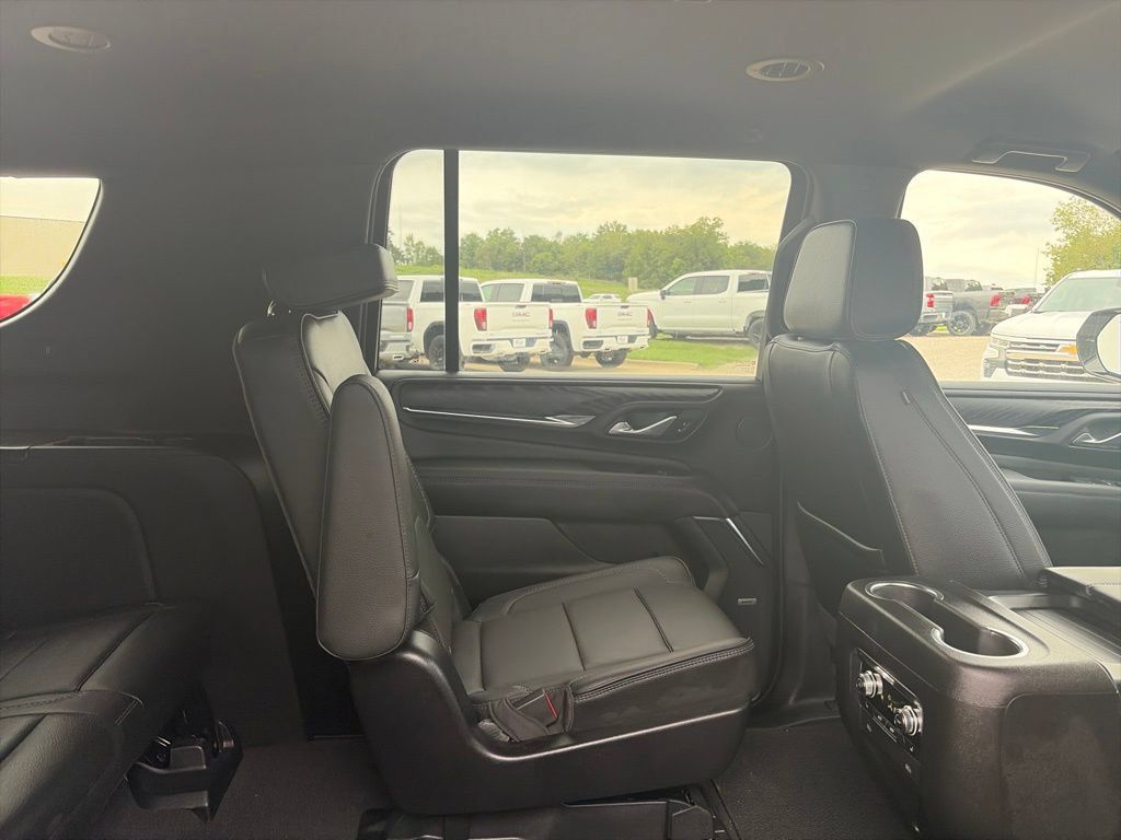 Used 2024 GMC Yukon XL Denali AWD/4WD image 12