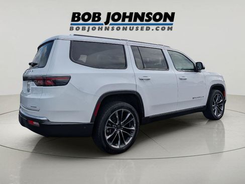 Used 2022 Jeep Wagoneer Series III w/ Premium Group I AWD/4WD image 2