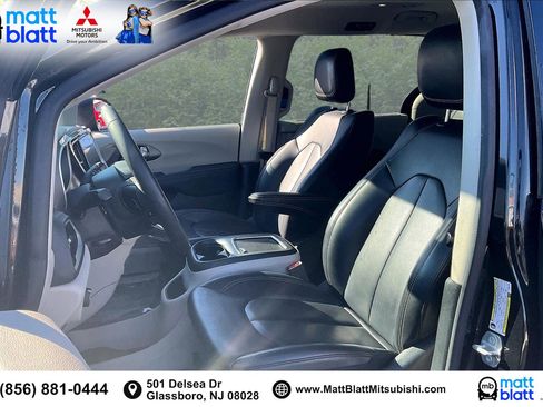 Used 2023 Chrysler Pacifica Touring-L image 26