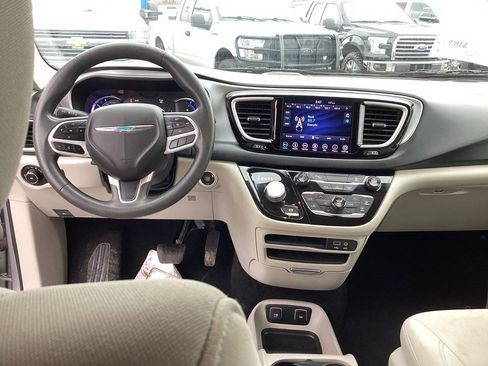 Used 2018 Chrysler Pacifica Touring Plus FWD image 28