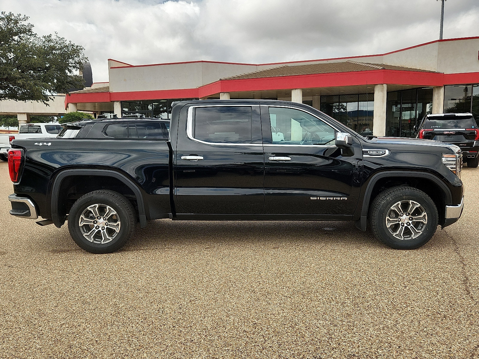Used 2025 GMC Sierra 1500 SLT AWD/4WD image 5
