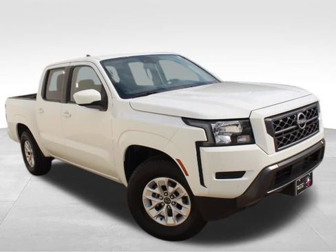 Used 2024 Nissan Frontier SV image 3