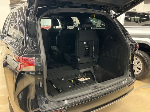 Used 2025 Toyota Sienna Platinum image 21