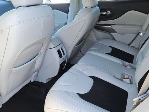 Used 2020 Jeep Cherokee Latitude Plus w/ Comfort/Convenience Group image 17