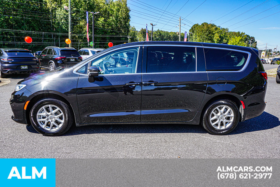 Used 2023 Chrysler Pacifica Touring-L FWD image 6