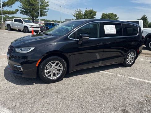 Used 2024 Chrysler Pacifica Touring-L FWD image 15