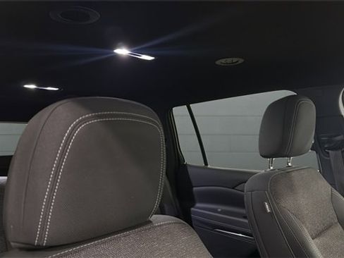 Used 2025 Chevrolet Traverse LT image 36