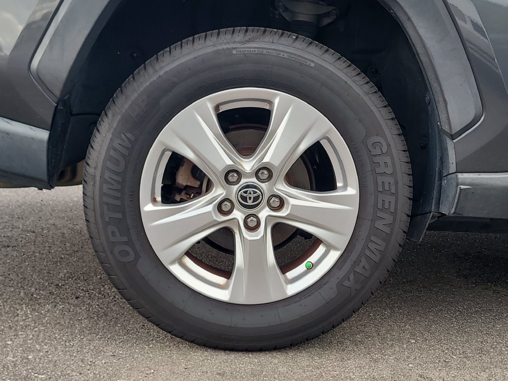 Used 2019 Toyota RAV4 XLE FWD image 5