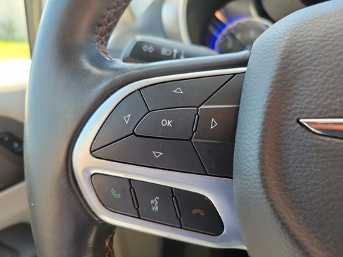 Used 2020 Chrysler Pacifica Touring-L Plus w/ Advanced Safetytec Group FWD image 19
