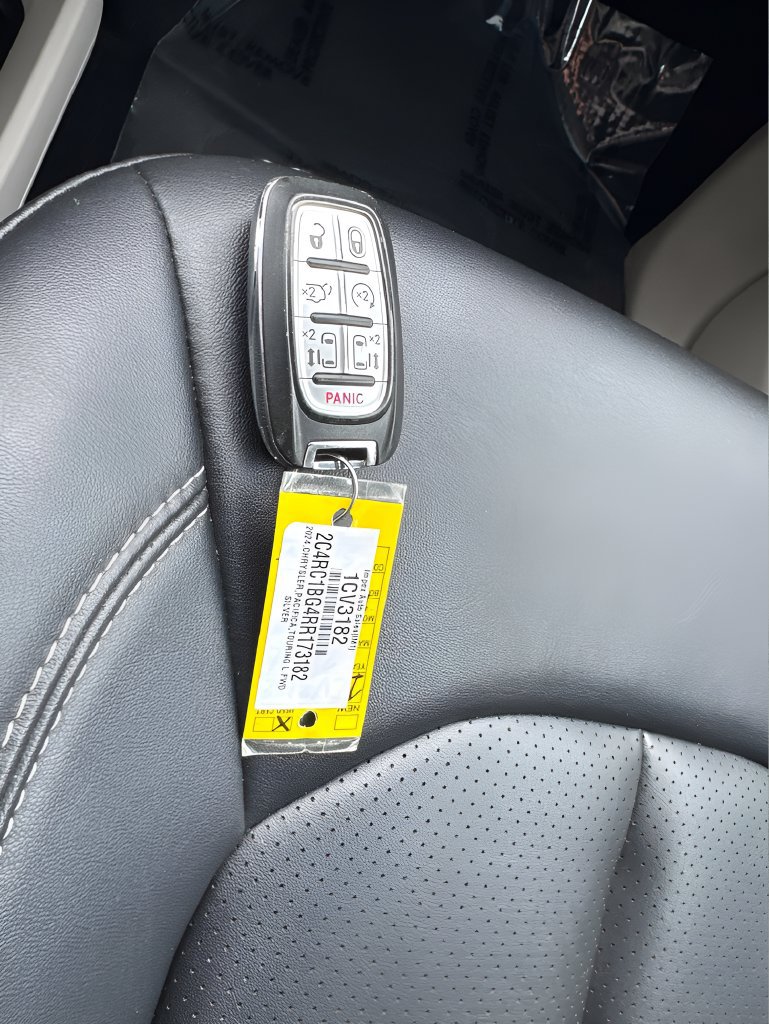 Used 2024 Chrysler Pacifica Touring-L FWD image 28