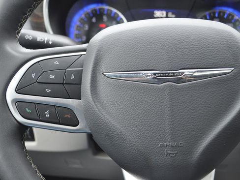 Used 2022 Chrysler Pacifica Limited image 17