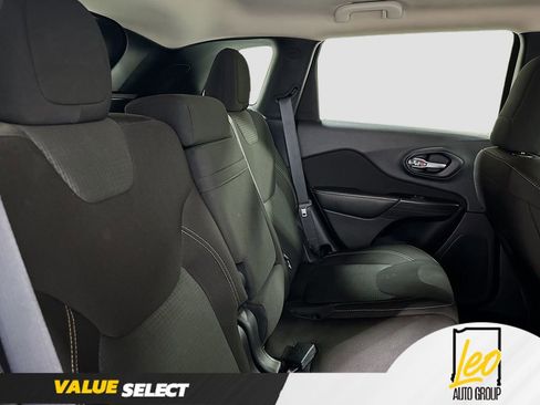 Used 2017 Jeep Cherokee Latitude w/ Cold Weather Group FWD image 26