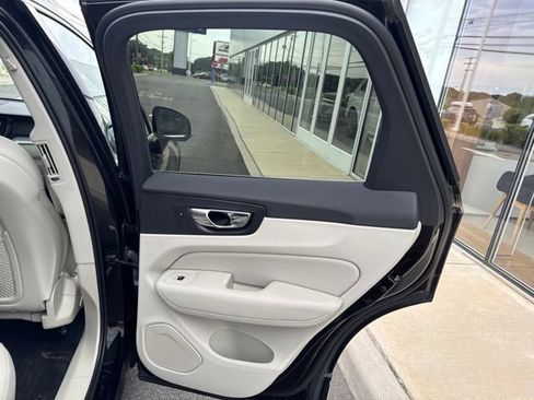Used 2019 Volvo XC60 T5 Momentum w/ Multimedia Package AWD/4WD image 12