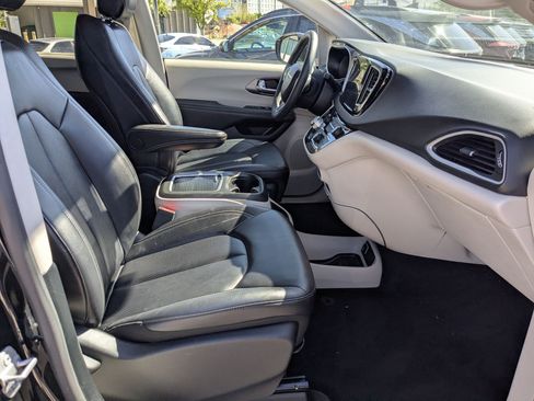 Used 2024 Chrysler Pacifica Touring-L FWD image 32