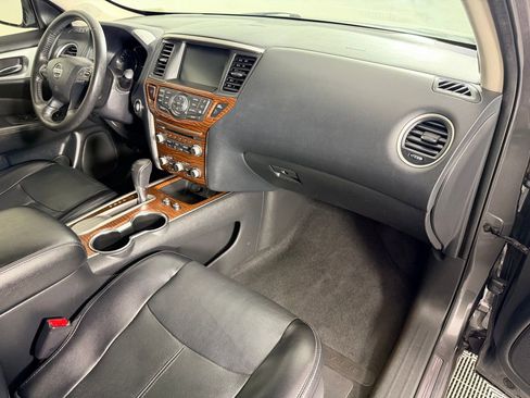 Used 2020 Nissan Pathfinder Platinum image 37