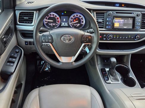 Used 2016 Toyota Highlander LE FWD image 13