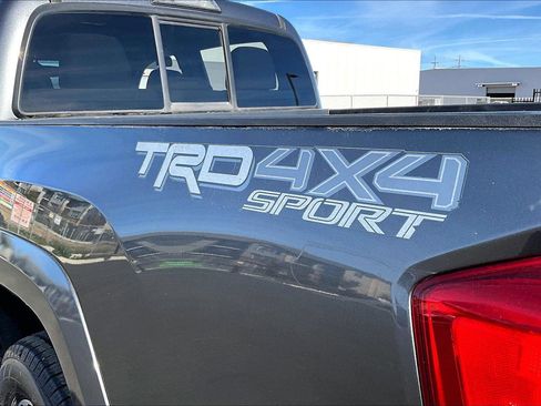 Used 2016 Toyota Tacoma TRD Sport image 8