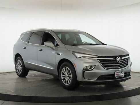 Used 2023 Buick Enclave Essence AWD/4WD image 2