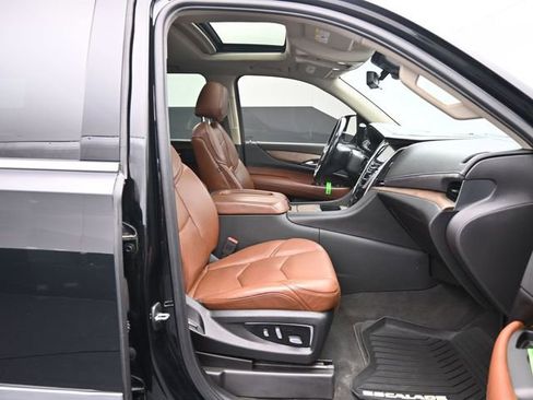 Used 2020 Cadillac Escalade Luxury AWD/4WD image 47